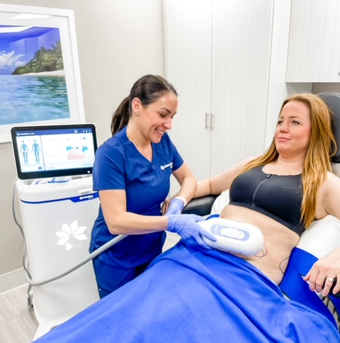 CoolSculpting Elite placing the applicator on Abdomen